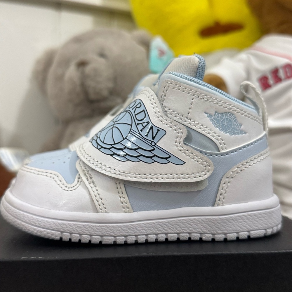 Jordan Kids Sneakers - White and Light Blue - Picture 2 of 4